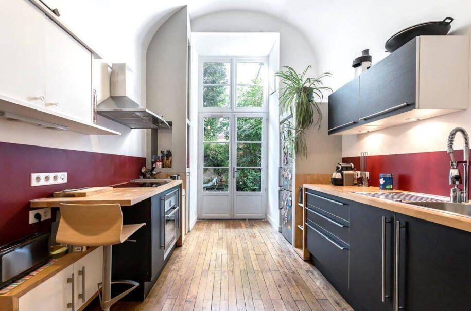 Дизайн узкой кухни - 100 фото интерьеров