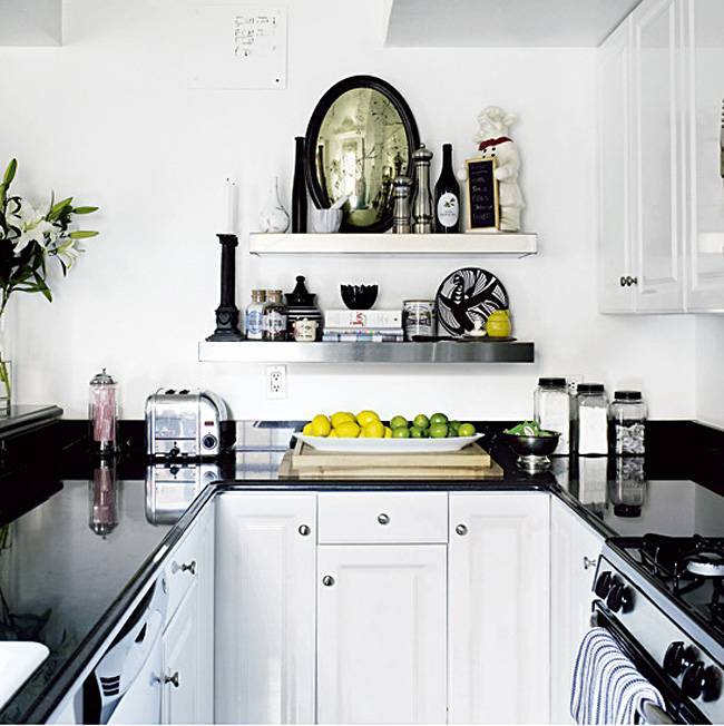 Черно-белые гарнитуры в интерьере кухни