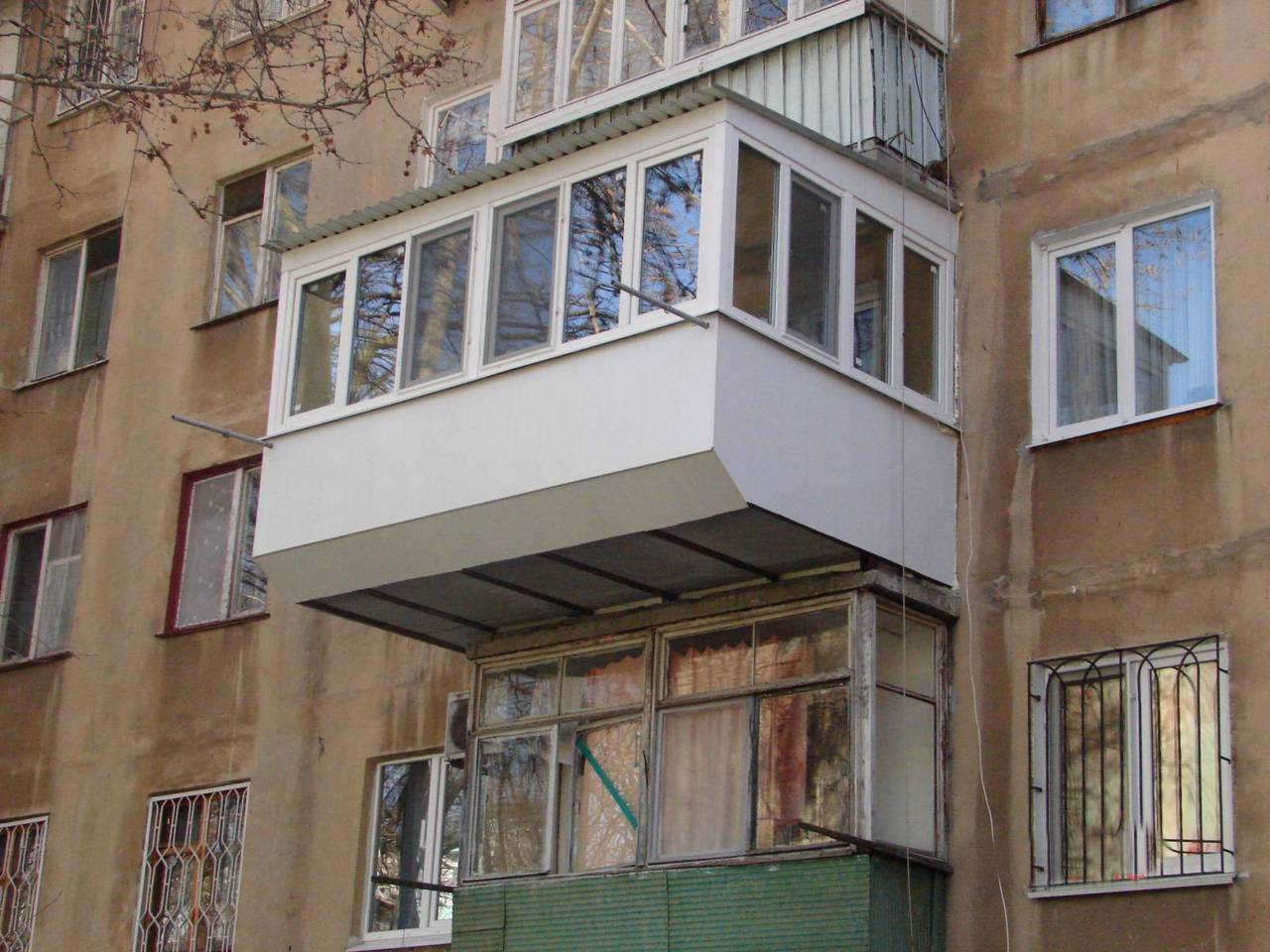 Расширение балкона в хрущевке и многоквартирном доме своими руками без разрешения