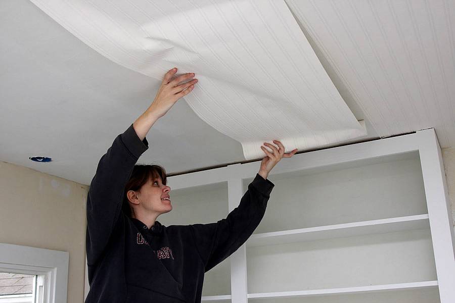 Как клеить флизелиновые обои на потолок: подготовка поверхностей, правила наклейки и окраска