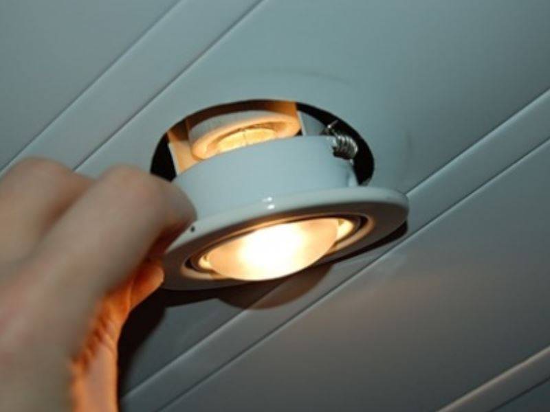 Как установить светодиодную лампочку в точечный светильник