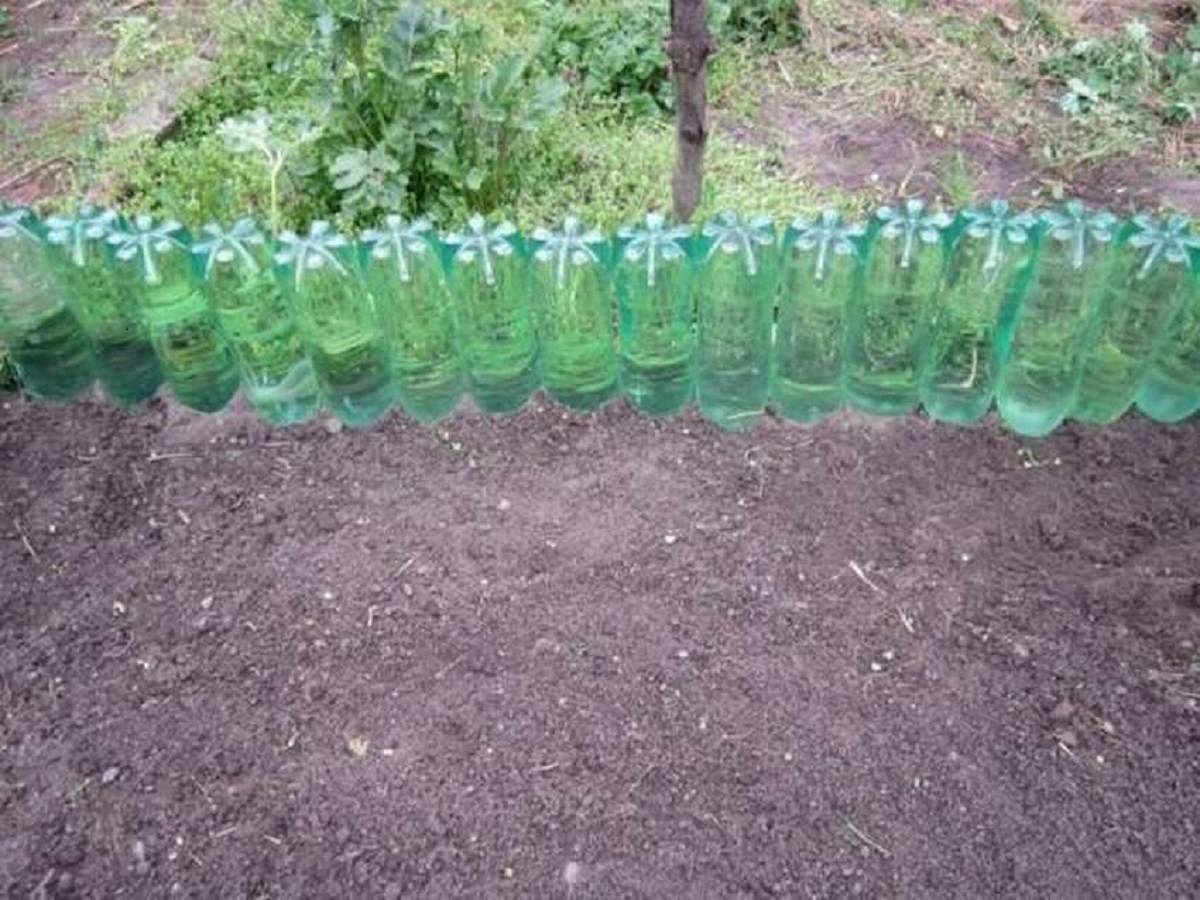 Как построить забор из пластиковых бутылок для дачи?