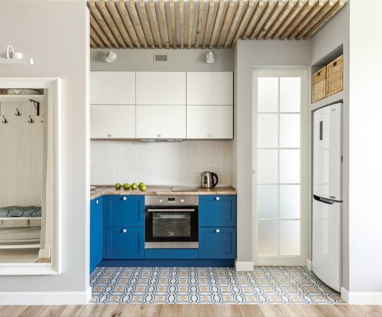 Холодильник в прихожей (32 фото): варианты дизайна прихожей с техникой. как спрятать холодильник в коридоре?