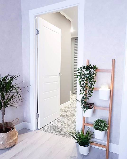 Белые двери (58 фото): глянцевые изделия с эмалью в интерьере квартиры в стиле классика, как выбрать модели к светлым стенам и плинтусу, реальные варианты