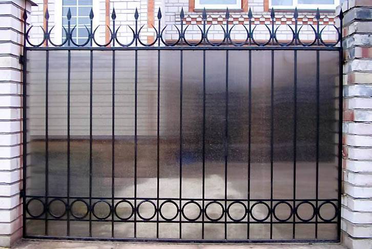Кирпичный забор с ковкой на столбах: кованые решетки и элементы