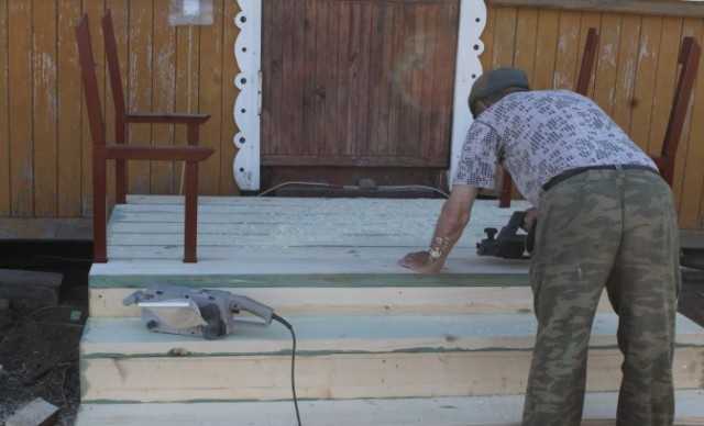 Чем покрасить деревянный пол на крыльце? - electro-lider.ru