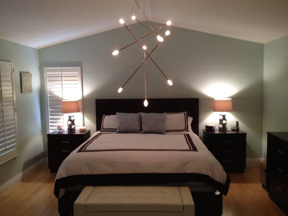 Варианты освещения в спальне с натяжным потолком