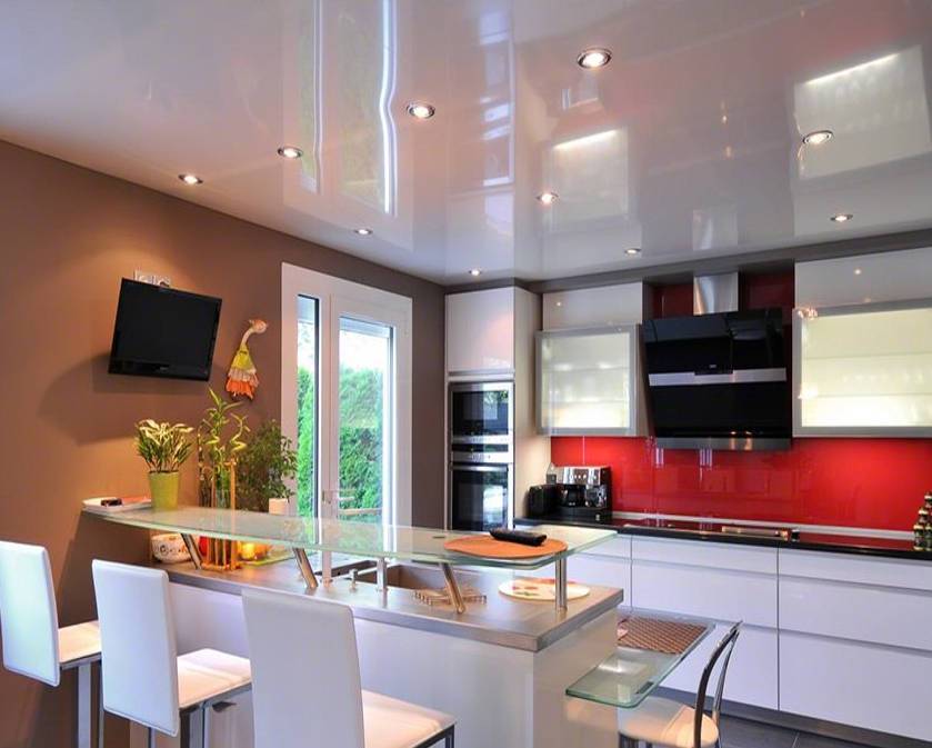 Потолок в маленькой кухне: бюджетные варианты, натяжные и гипсокартонные конструкции, дизайнерские идеи