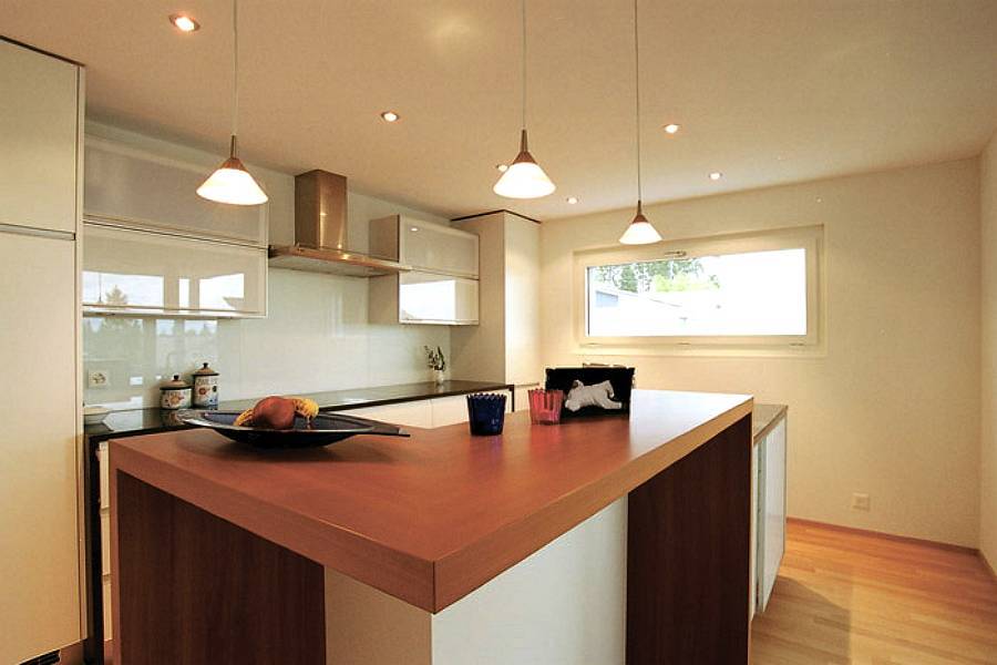 Дизайн натяжных потолков для кухни — 50 фото вариантов