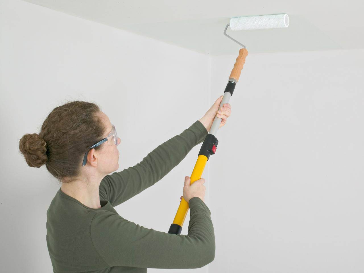 Как красить потолок валиком: каким валиком лучше красить и техника покраски