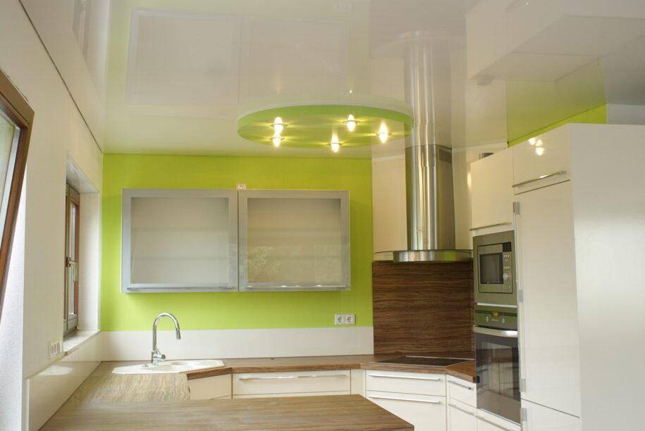 Натяжной потолок на кухне (58 фото): особенности дизайна. какой вид потолков лучше – глянцевые или матовые? черный потолок с рисунком в интерьере кухни