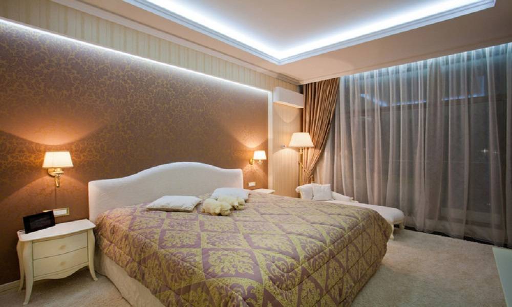 Люстра в спальне: какое должно быть освещение, правила выбора конкретной модели для небольшой или габаритной комнаты – бра на стену, красивая белая свисающая или прикроватная лампа