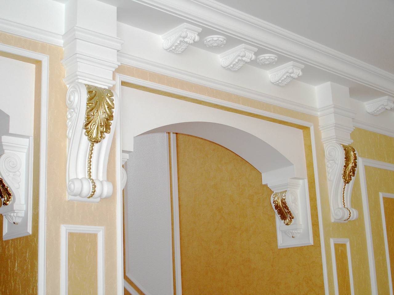 Лепнина на потолке: гипсовая плитка и ее реставрация, ремонт и дизайн и фото