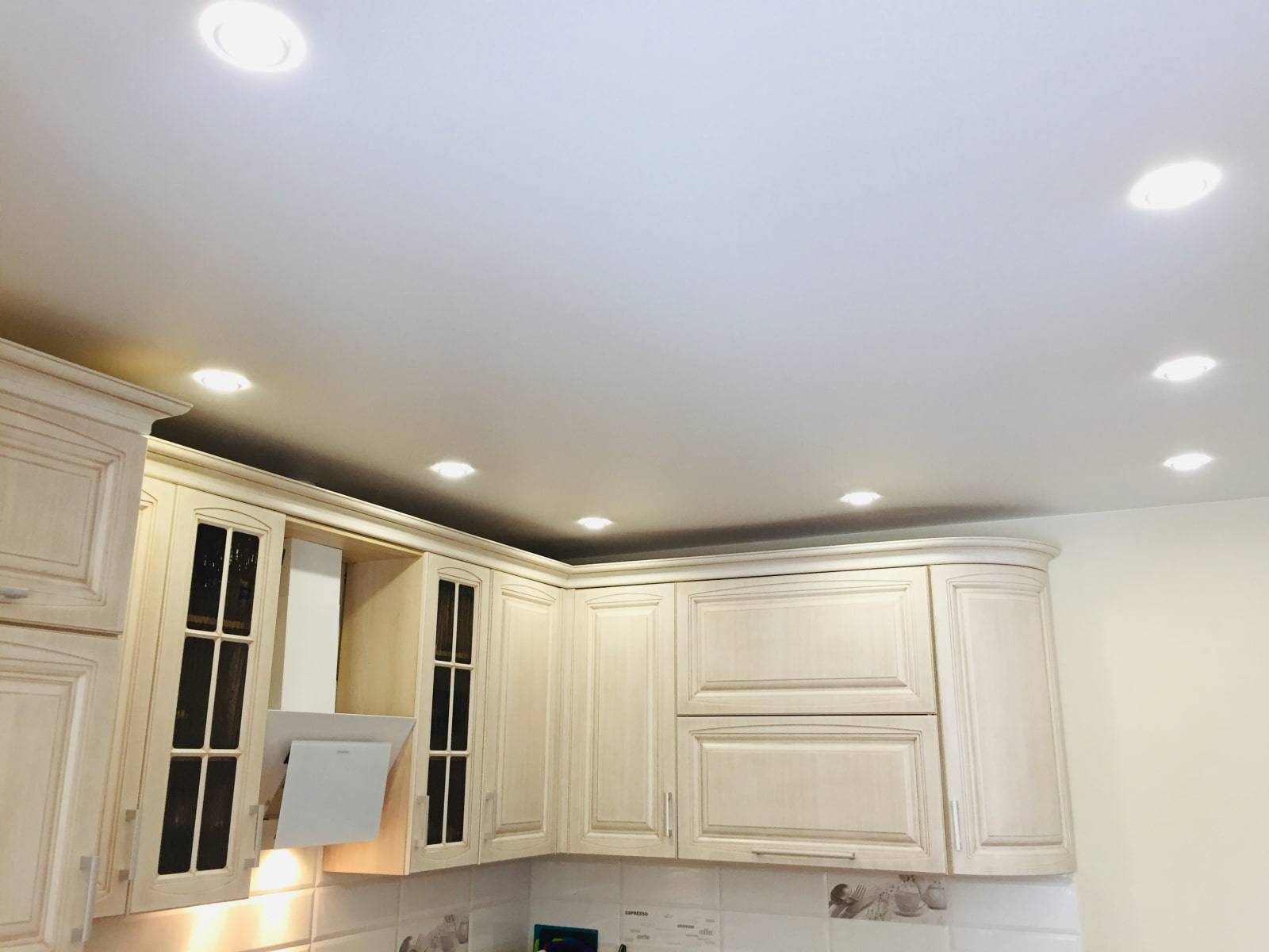 Двухуровневый потолок на кухне: способы подсветки, цвета и дизайн | дизайн и фото