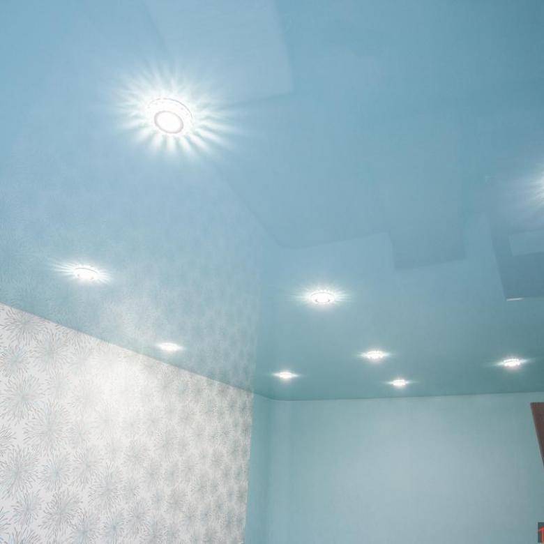 Двухуровневые натяжные потолки для зала (65 фото): выбираем глянцевые и матовые двухъярусные потолки с подсветкой в гостиную