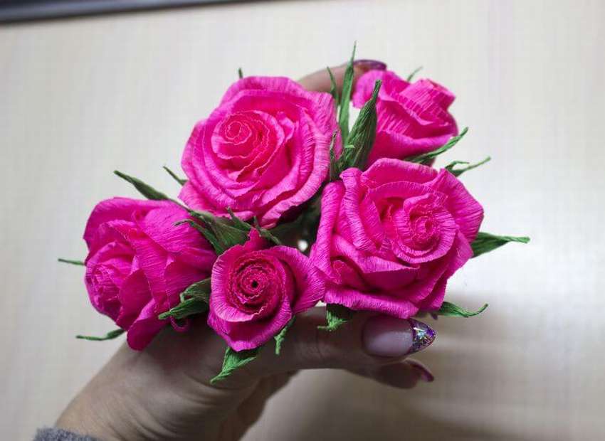 Розы из гофрированной бумаги своими руками — мастер класс