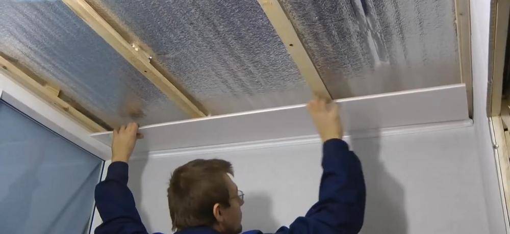 Потолок из пластиковых панелей своими руками: монтаж, выбор освещения