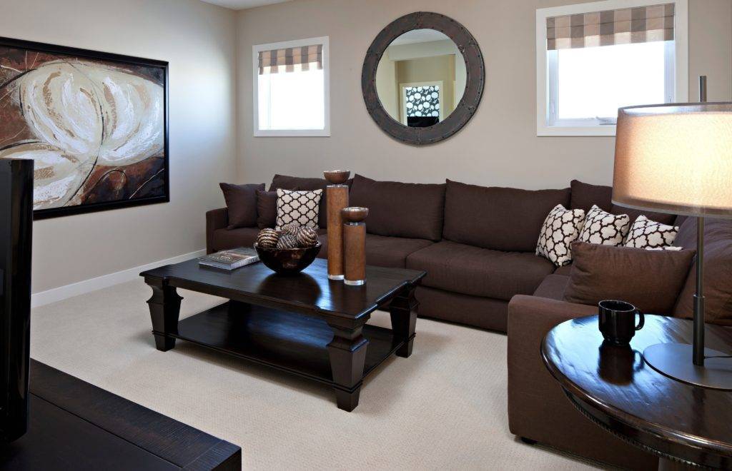 Сочетание коричневого дивана в интерьерах гостиной комнаты