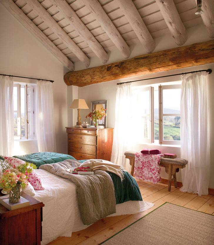 Красивое оформление интерьера спальни в деревянном доме