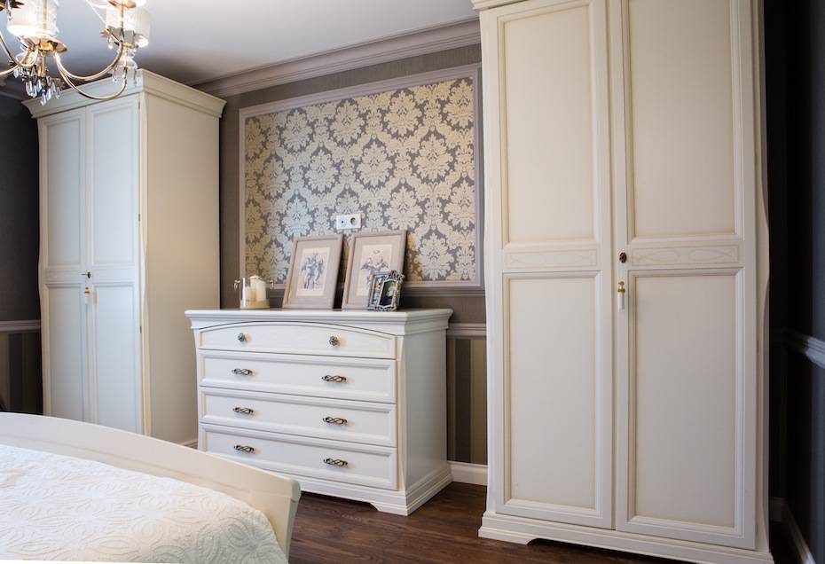 Спальня в классическом стиле (72 фото): классика дизайна, светлая и коричневая мебель в интерьере. выбор обоев для маленькой и большой спальни