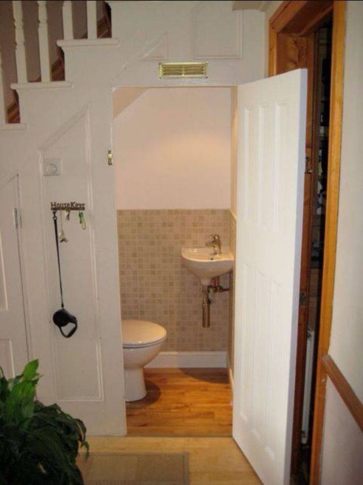 Дизайн туалета под лестницей в деревянном доме
