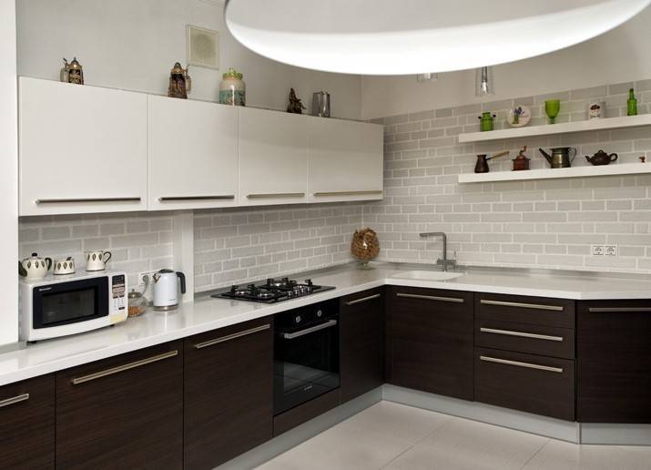 Двухцветные кухни (48 фото): стильные идеи дизайна кухни с сочетанием двух цветов. использование натяжных потолков, выбор обоев и двухцветного кухонного гарнитура