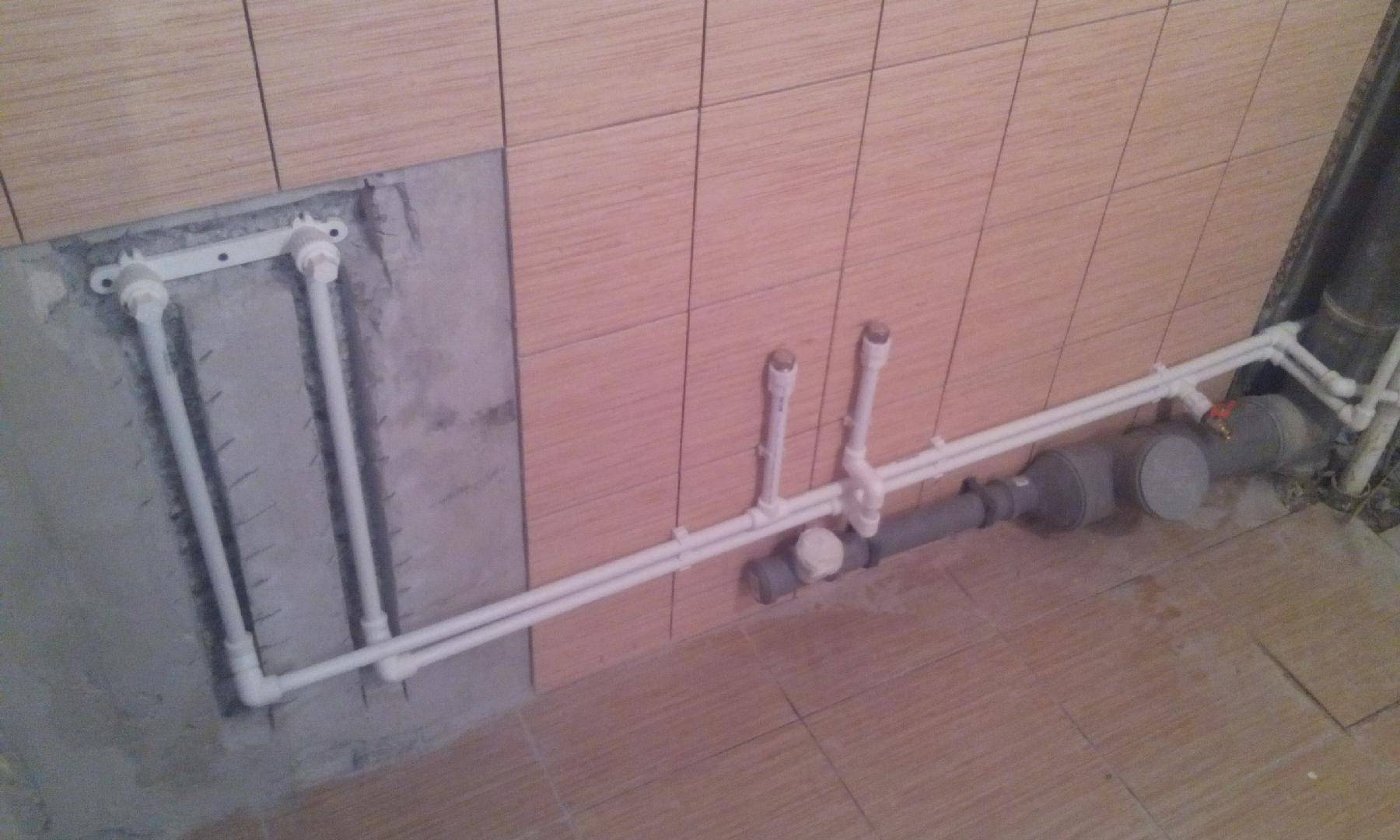 Как закрыть трубы в туалете
