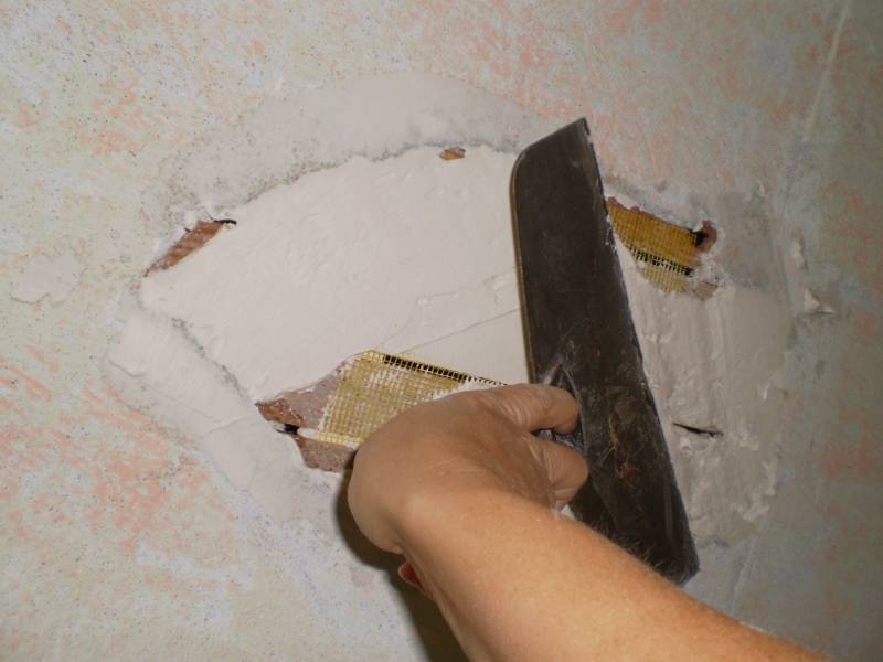 Что делать, если осыпается штукатурка: причины и варианты и способы ремонта стены от подготовки основания до нанесения финишного слоя