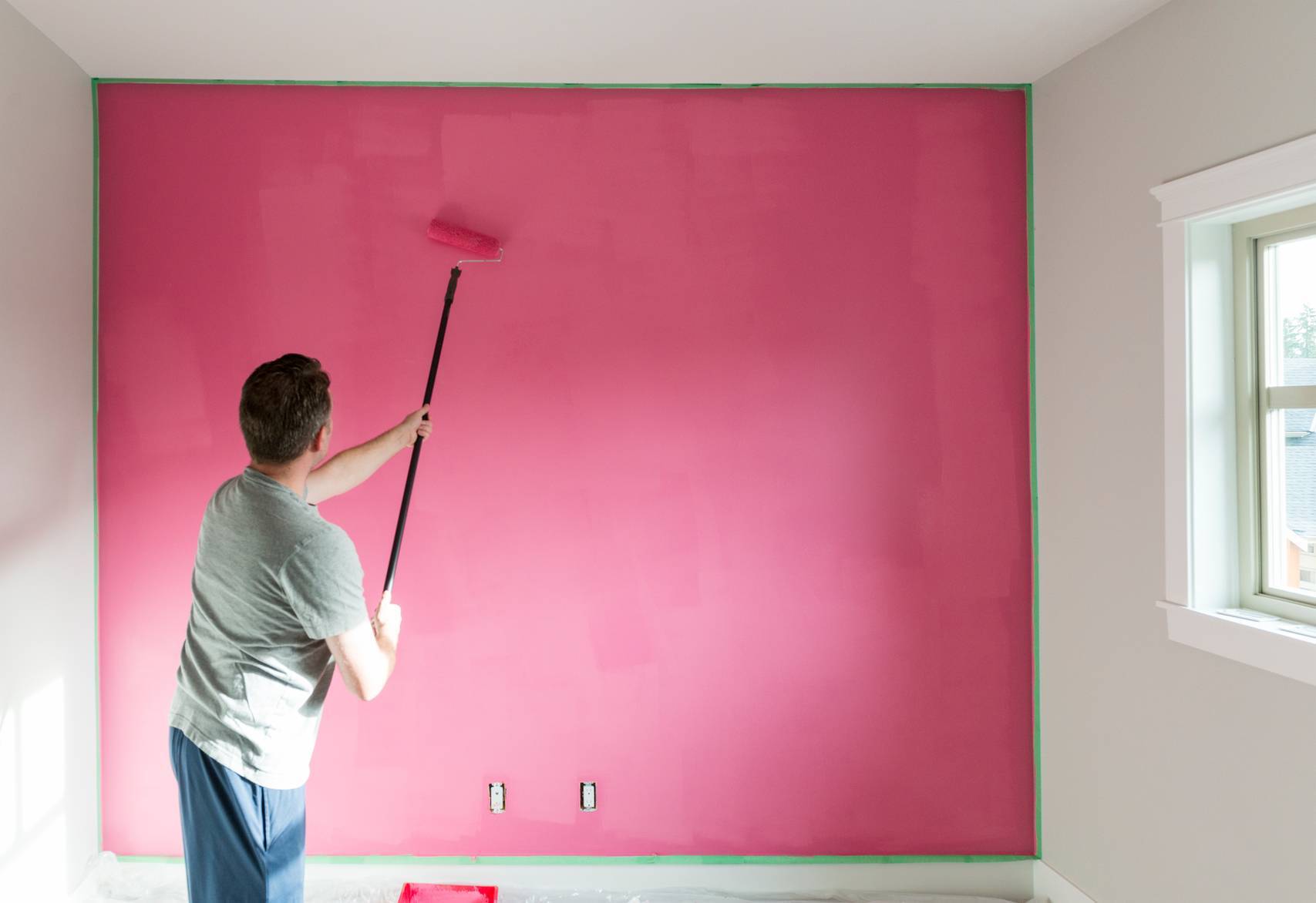 Что лучше обои или покраска стен: критерии выбора, плюсы и недостатки