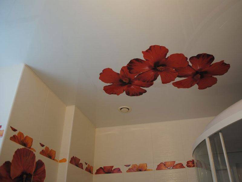 Натяжной потолок в спальне - готовые варианты отделки и прокладки коммуникаций