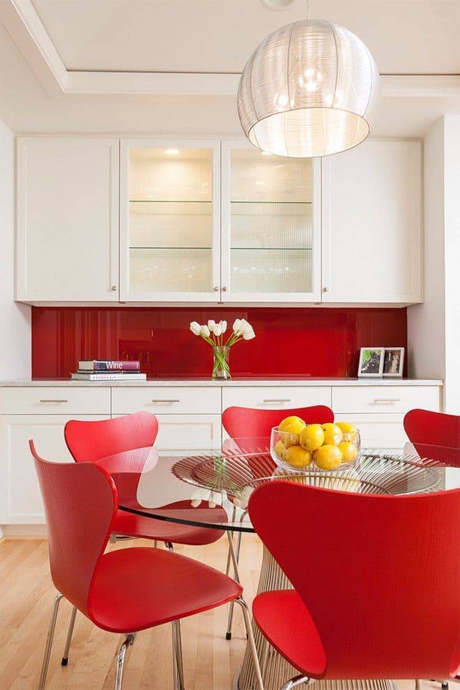 Красный цвет на кухне: яркие идеи интерьера и советы по оформлению