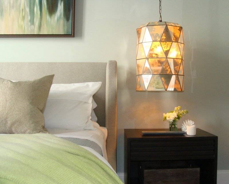 Освещение в спальне (82 фото): светильники в интерьере с натяжными потолками, сенсорные модели на тумбочку, красивые люстры для маленькой спальни