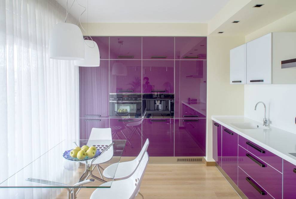 Фиолетовая кухня: сочетания цветов и примеры интерьера