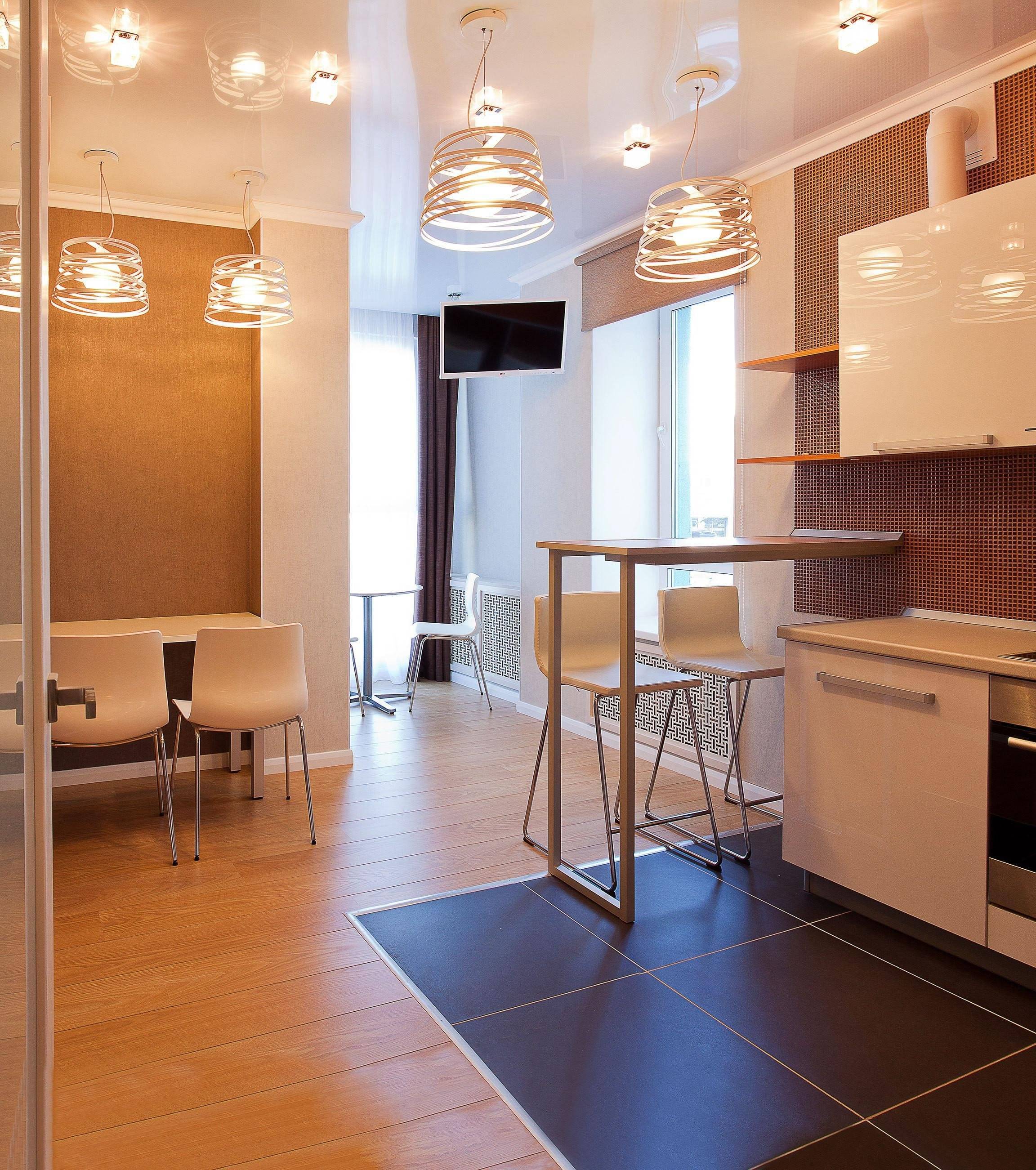 Освещение на кухне с натяжным потолком: точечные светильники, расположение в интерьере, споты для маленькой, потолочные варианты