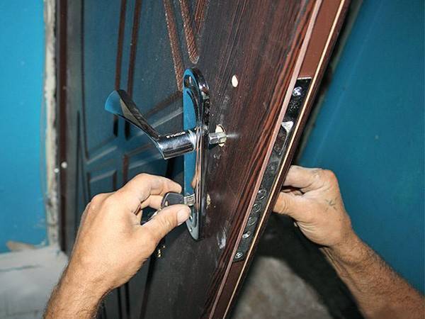 Отремонтировать входную металлическую дверь в квартире