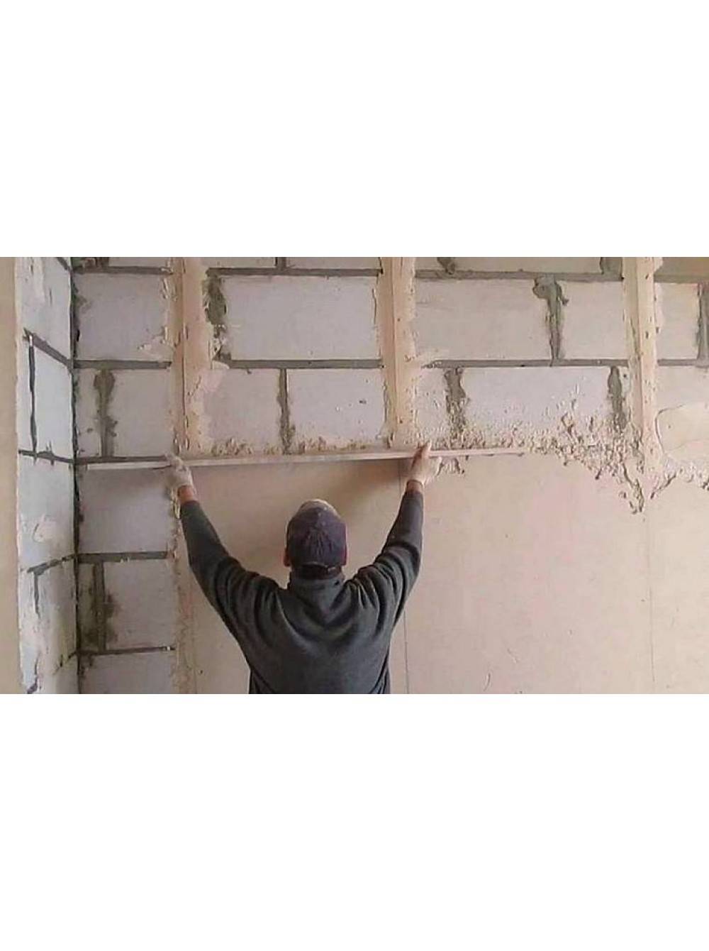 Чем лучше штукатурить стены внутри дома или квартиры?