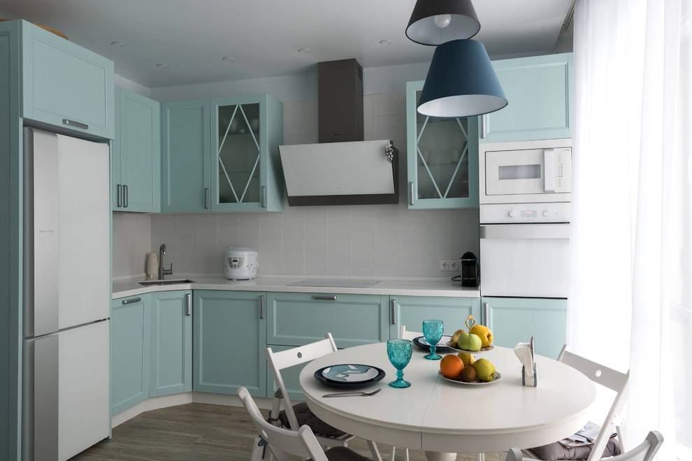 Мятные кухни (58 фото): выбор кухонного гарнитура цвета мяты в интерьер. дизайн бело- и серо-мятных глянцевых гарнитуров. сочетание с обоями на стенах