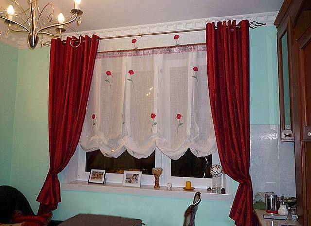 Короткие шторы до подоконника в интерьере спальни