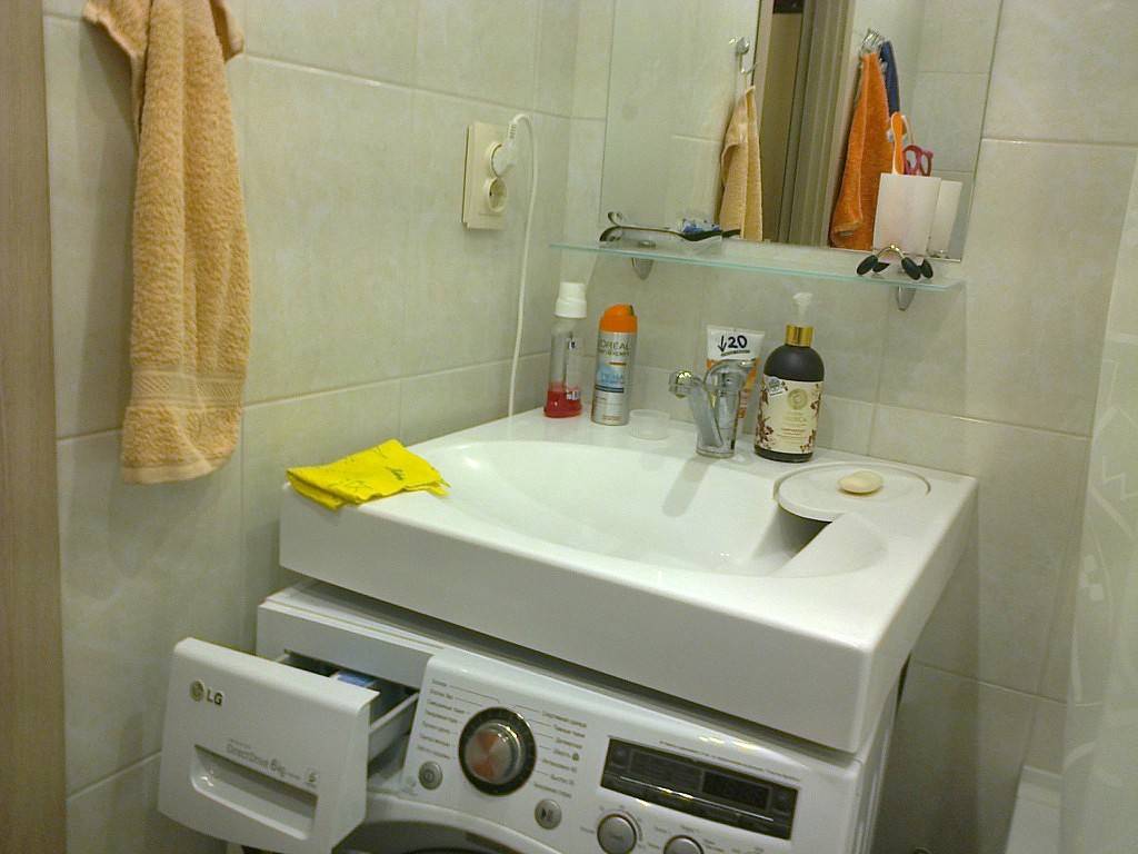 Раковина над ванной (50 фото): навесной умывальник над ванной для экономии места в «хрущевке», идеи дизайна ванной комнаты с полкой и нависающей над ванной раковиной, отзывы