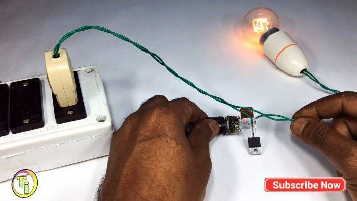 Почему энергосберегающая лампочка моргает и мигает при выключенном выключателе