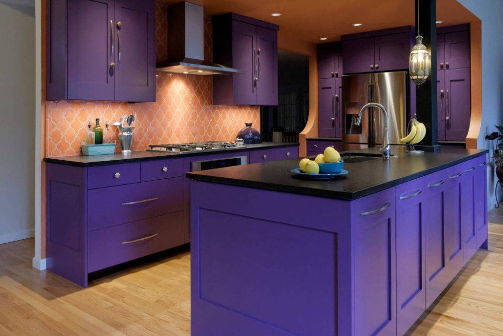 Двухцветные кухни (75 фото): сочетания двух разных цветов, кухни с темным верхом и светлым низом в дизайне интерьера, двухцветные кухонные гарнитуры с серым низом и бежевым верхом