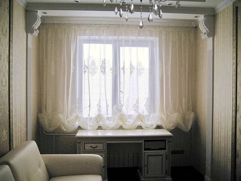 Короткие шторы: в гостиную и в детскую, фото, занавески в спальню, тюль в комнату до подоконника, дизайн в зале