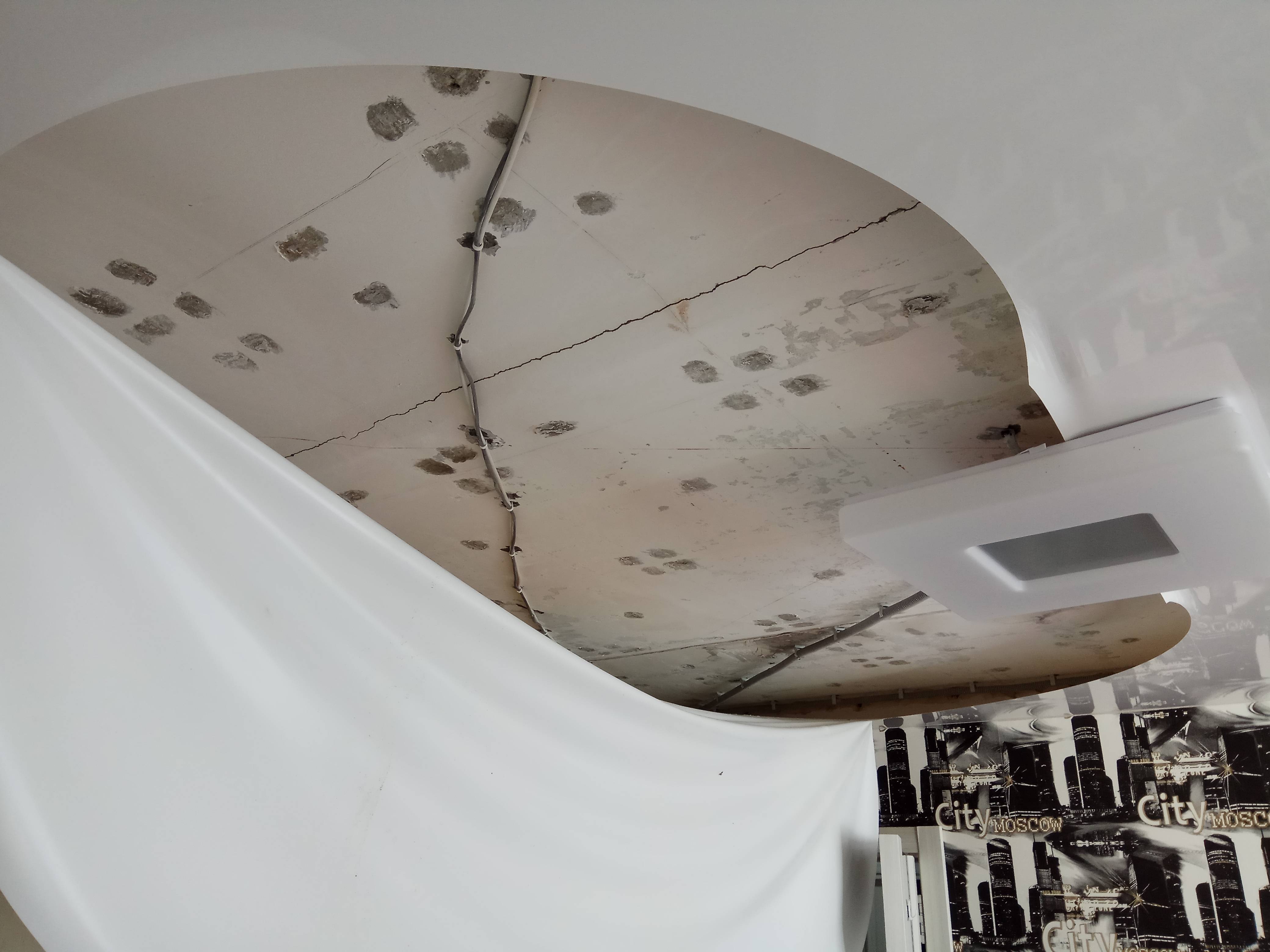 Провис натяжной потолок: ремонт в квартире глянцевого, монтаж и замена с перетяжкой