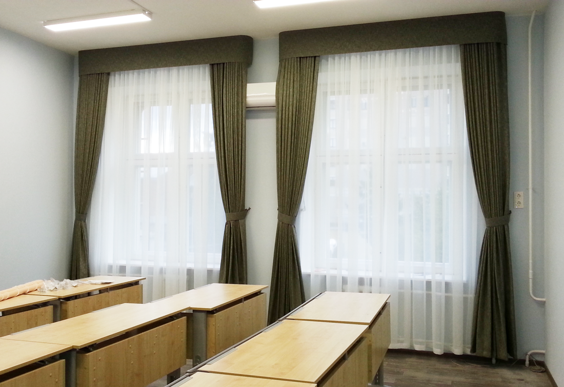 Шторы для класса в школе, фото примеры оформления окон в кабинете и коридоре