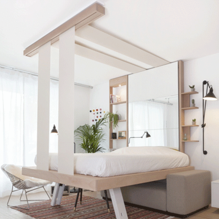 Дизайн студии с кроватью под потолком