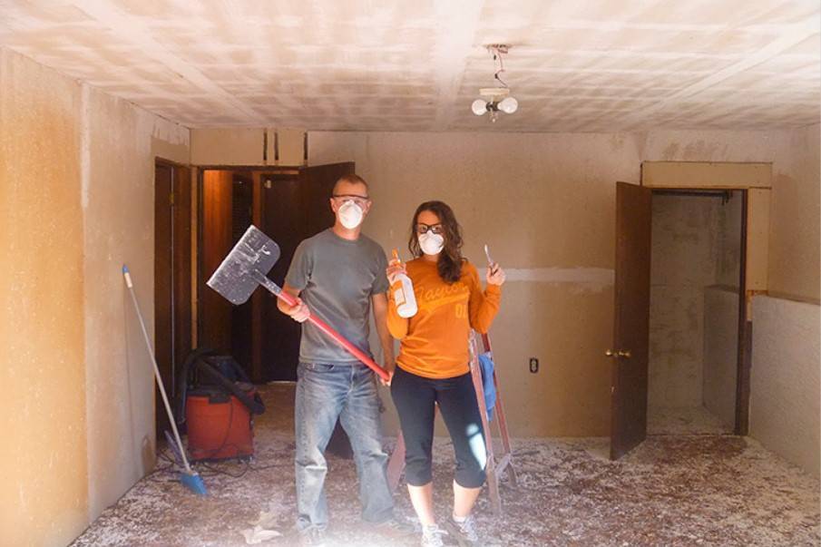 Как снять побелку с потолка быстро и без грязи: удаляем старое меловое или известковое покрытие, видео