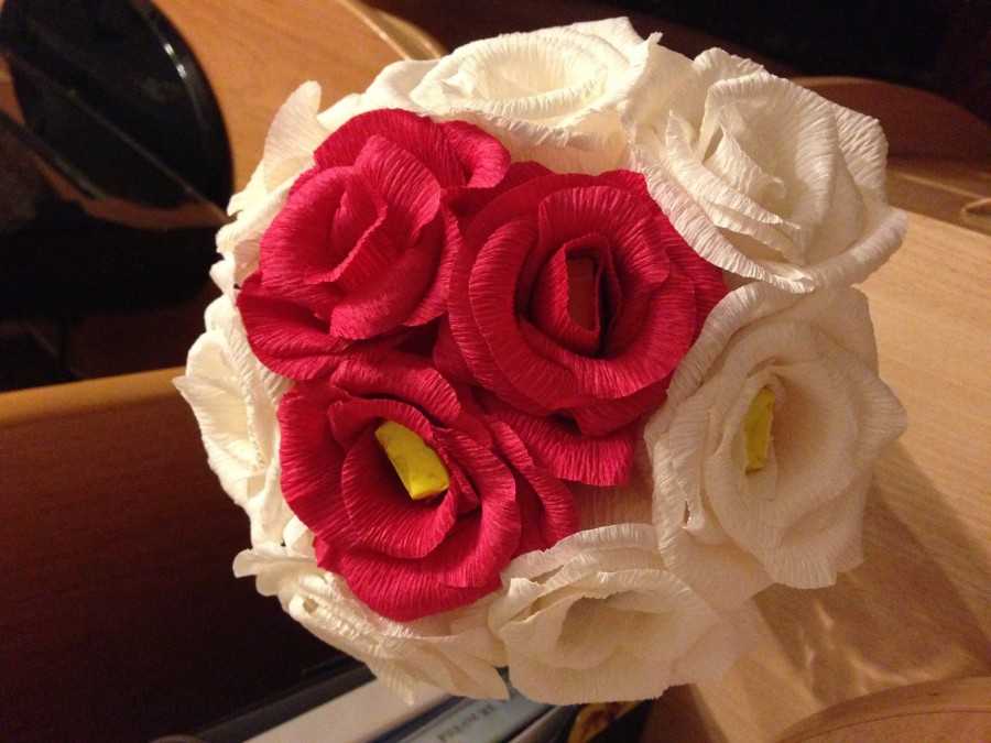 Роза из гофрированной бумаги с конфетой мастер класс пошагово