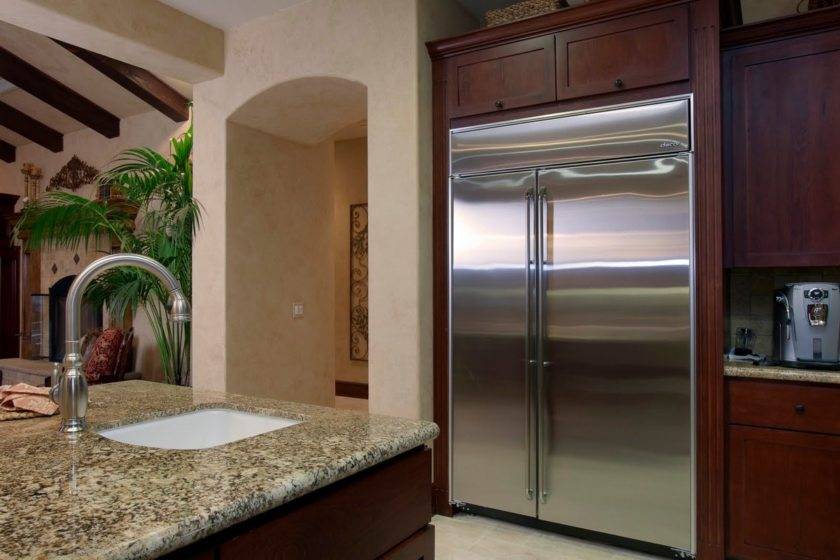 Как и где разместить холодильник в маленькой кухне — фотоварианты