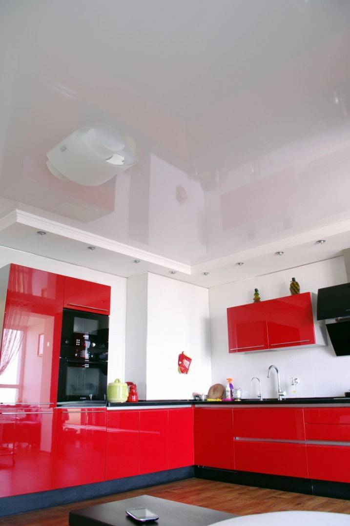 Натяжные потолки для кухни: плюсы и минусы матовой и глянцевой поверхности