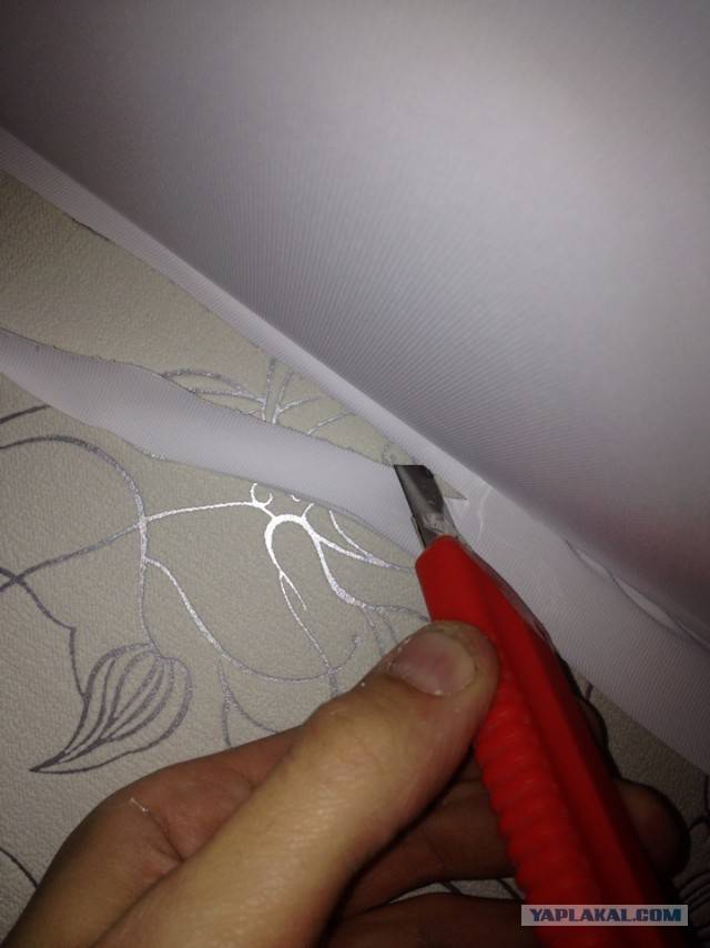 Что делать с дырой в натяжном потолке: как устранить повреждение на пвх или тканном полотне своими руками